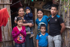 woman of CONSORCIO at home, with 5 of her kids