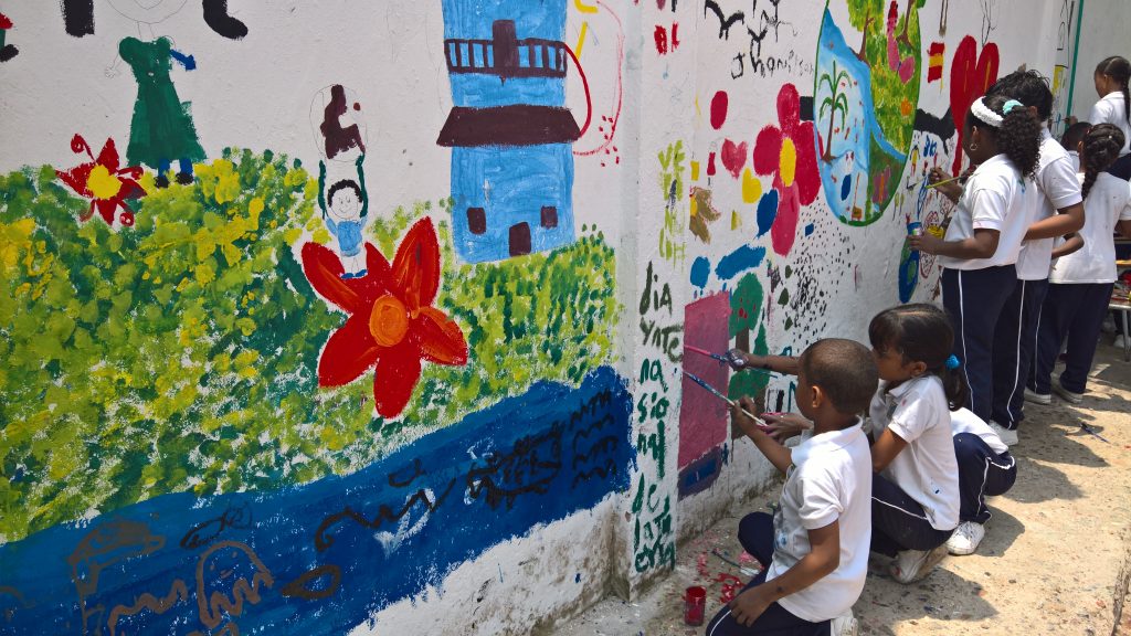 Dia de la tierra painting a wall3