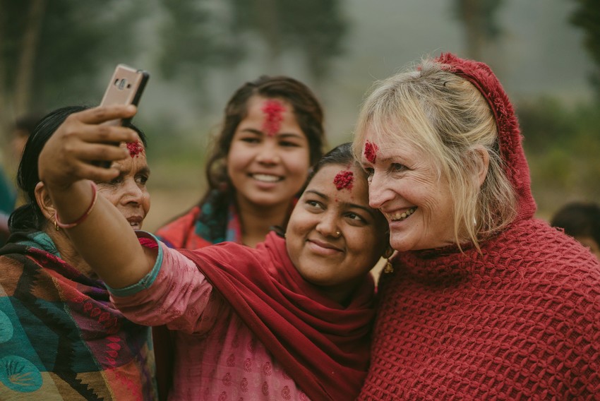 Image of making friends while volunteering