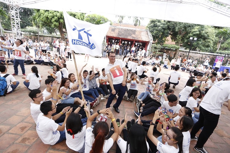 HOCMAI teachers and students sitting in a circle at a new student welcome event in Vietnam