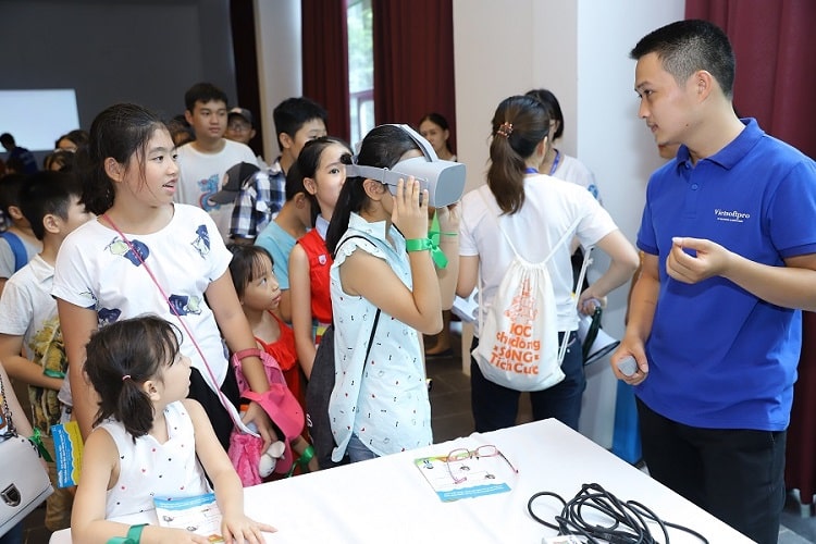 HOCMAI students learning about immersive learning technology wearing a virtual reality headset