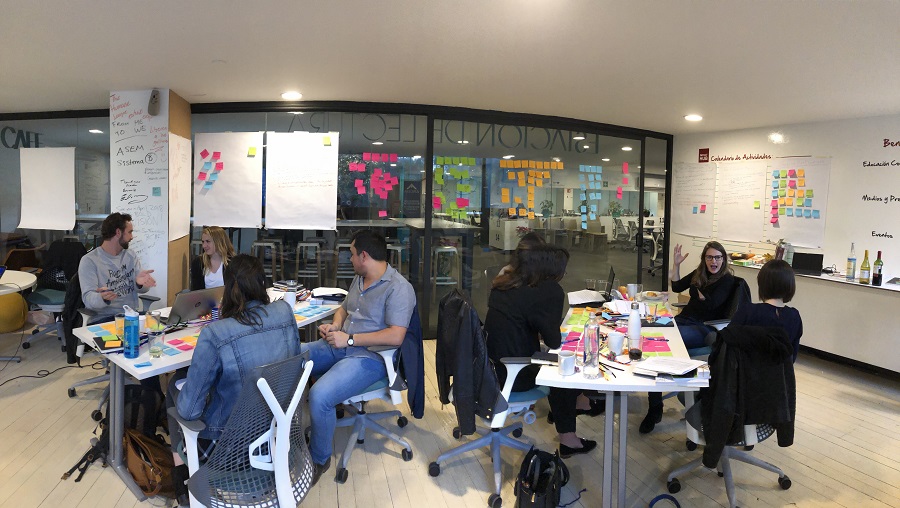 MovingWorlds Institute Global Fellows discussing a case study at Fellowship kickoff in Mexico City